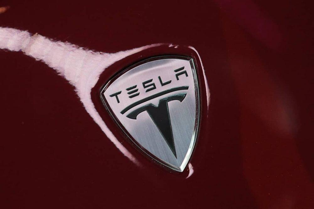 У Tesla з'явилися фірмові флеш-накопичувачі