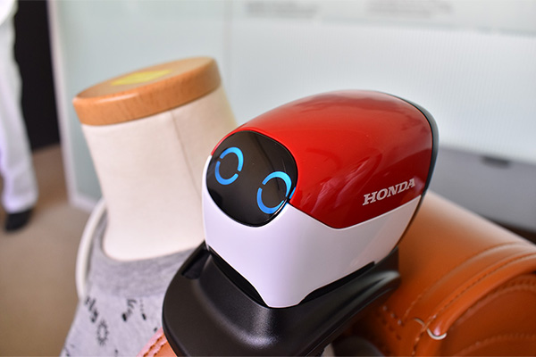Honda розробила крихітного робота, який буде оберігати дітей