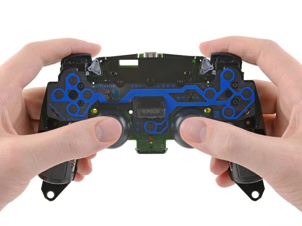 Приставку Sony PlayStation 5 та контролер DualSense розібрали на запчастини