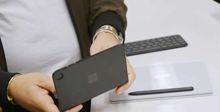 Microsoft працює над чорним варіантом Surface Duo