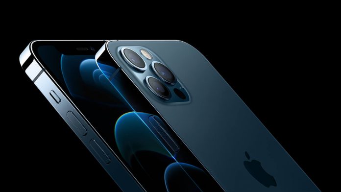 Компанію Apple просять повернути зарядні пристрої в iPhone 12