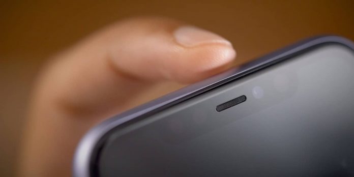 Відомо, чи можуть за нами стежити через камеру та мікрофон на смартфоні