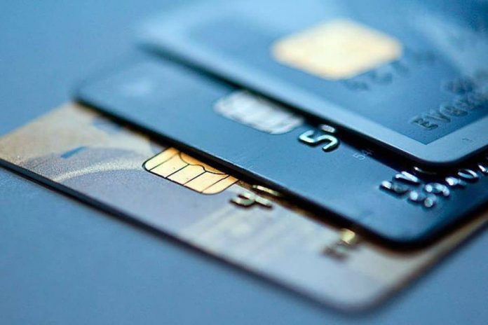 Українцям розповіли, що необхідно робити із знайденою банківською карткою
