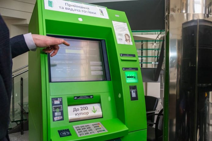 Українцям розповіли, що робити, якшо банкомат "з'їв" або не видав кошти