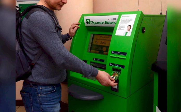 Відомо, чому після поповнення карти в банкоматі ПриватБанк необхідно ще раз вставляти в нього карту