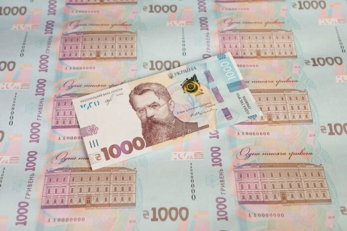 Українцям розповіли, як відрізнити фальшиві купюри від справжніх