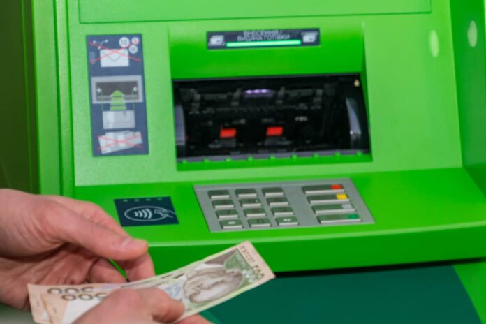 Українцям розповіли, коли банківською карткою небезпечно розраховуватися