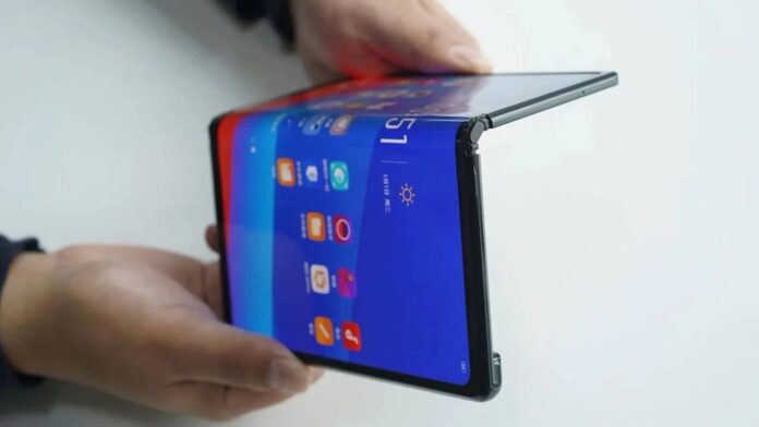 OPPO працює над своїм першим складним телефоном