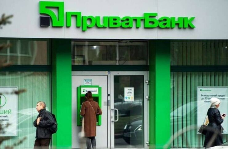 В клієнта ПриватБанку зникли 4500 грн з банківської картки і ніхто не знає де вони