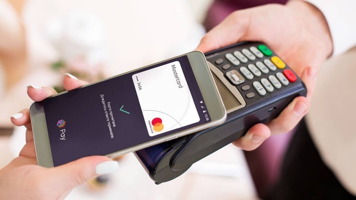 Українцям розповіли, чим безпечніше оплачувати покупки: банківською карткою чи смартфоном