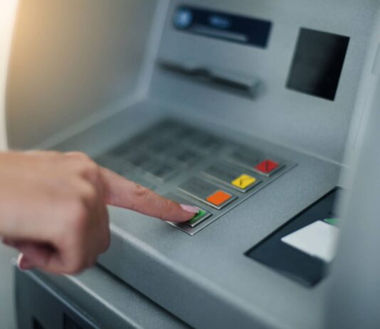 Назван алгоритм действий, если банкомат не отдает банковскую карту ПриватБанку
