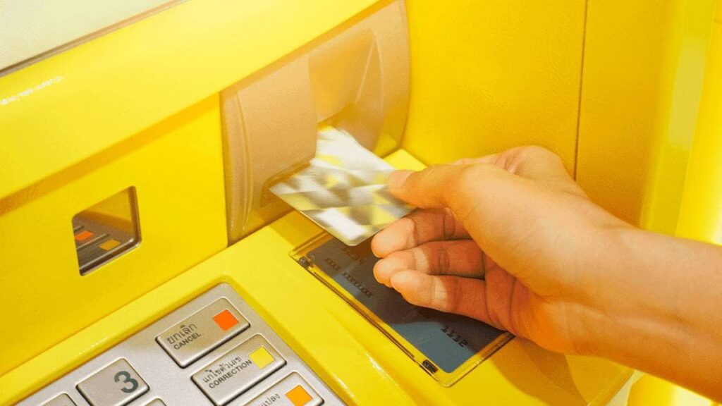 Як правильно вчинити в ситуації, коли банкомат видав Вам лишні гроші 