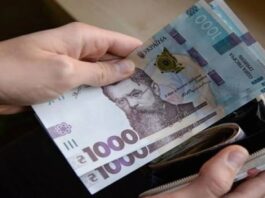 Українцям розповіли, як правильно зняти готівку із картки різних банків
