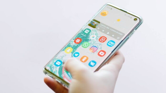 Розповідаємо, чому на смартфоні при покупці так багато додатків