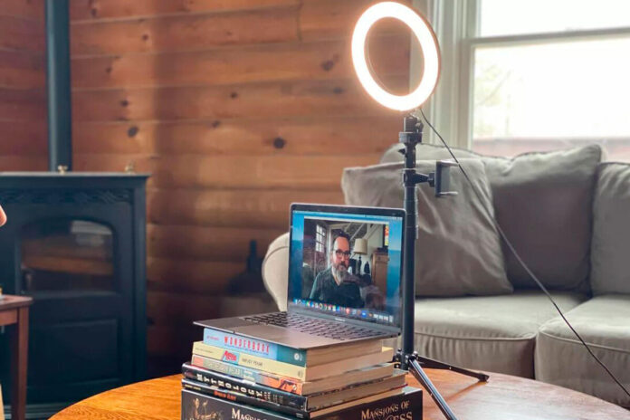 Обережно! За вами слідкують!