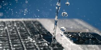 Розповідаємо, що робити з ноутбуком, якщо на нього вилилась рідина