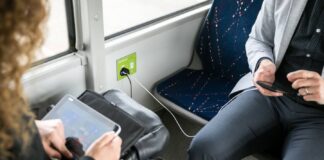 Відомо, чи існує небезпека заряджання смартфона у громадських місцях